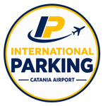 Logo del parcheggio internazionale dell'aeroporto di Catania in blu e giallo con l'icona di un aereo.