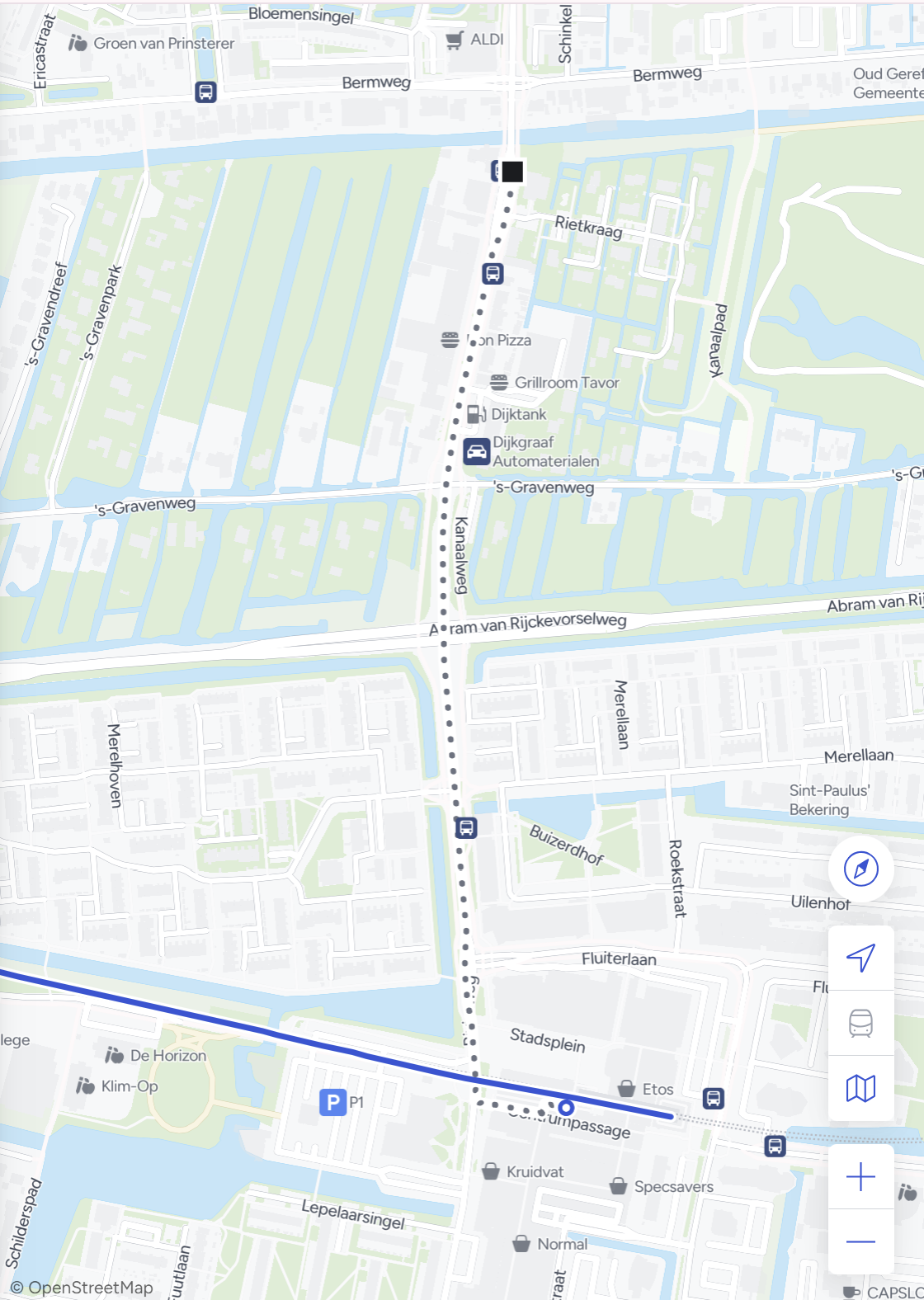 Strategische plattegrond met wegen, waterwegen en een blauw gemarkeerde route door een wijk.
