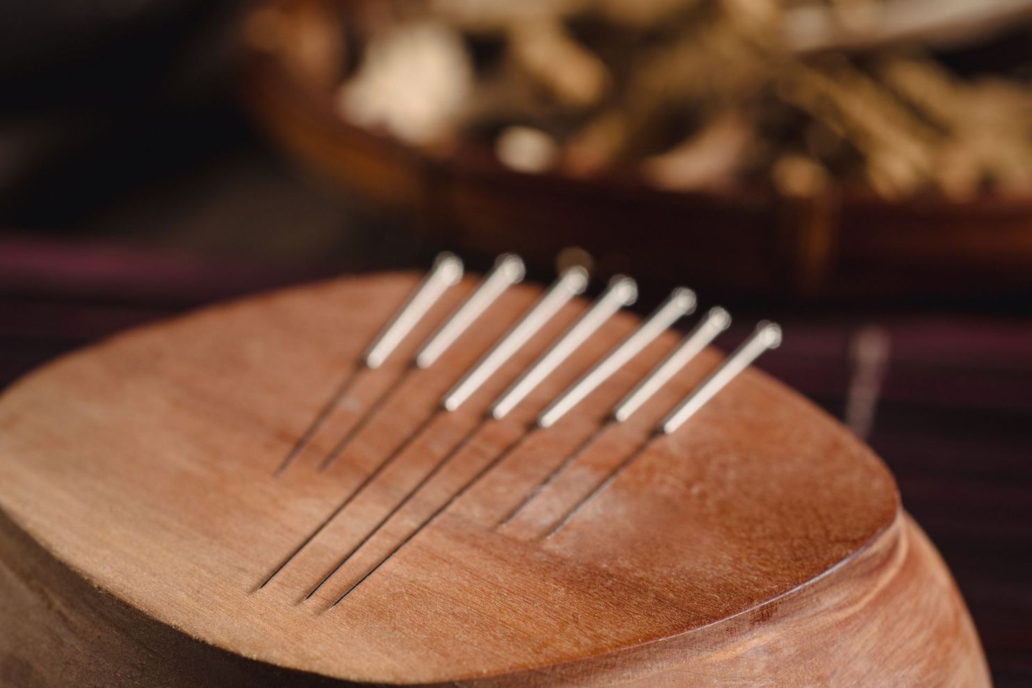 Aghi per agopuntura su superficie in legno