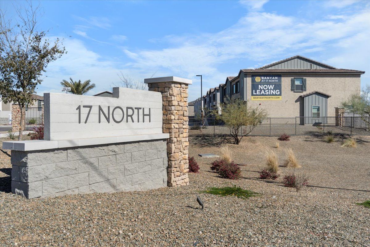 A sign that says 17 north is in front of a building.