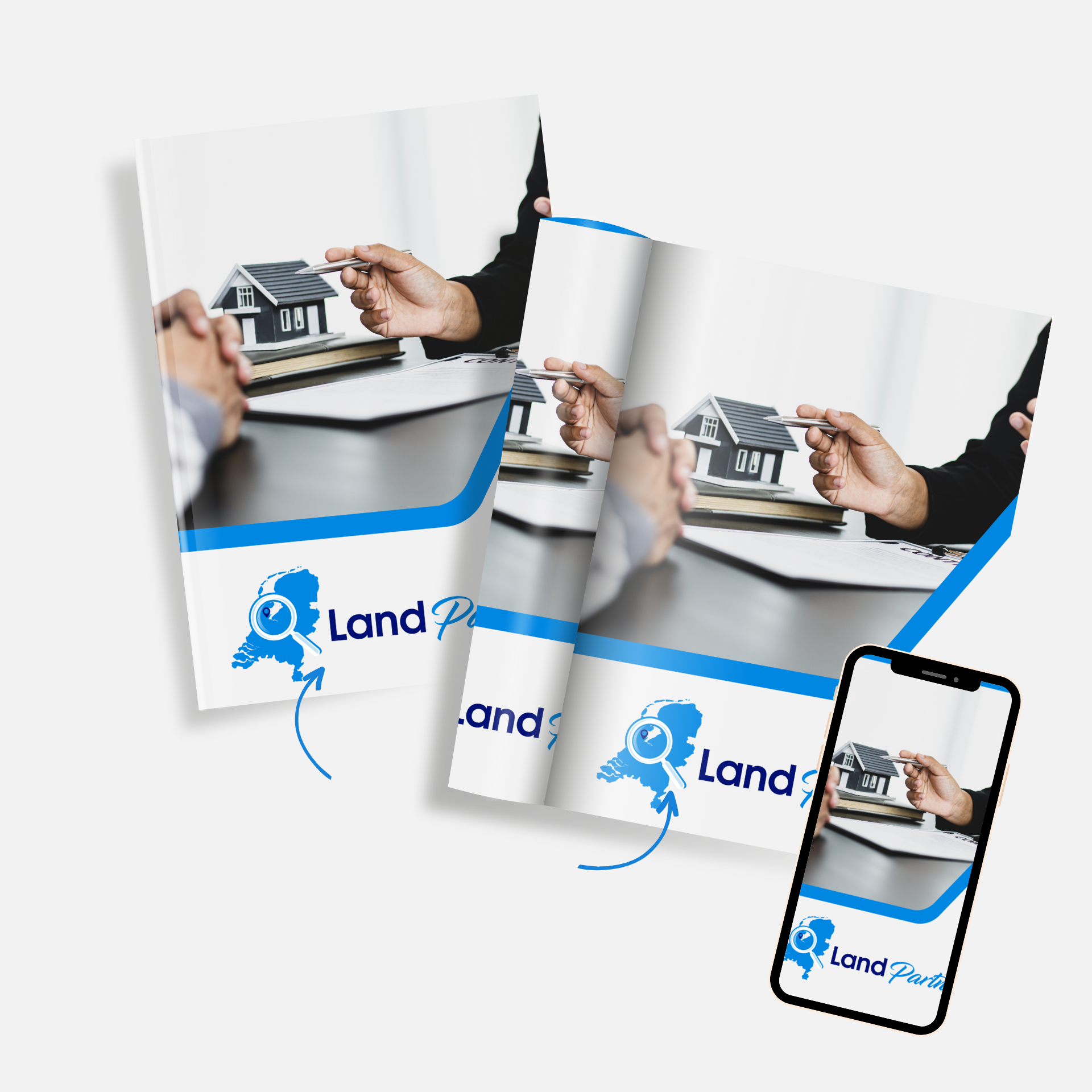 Een paar brochures op een tafel naast een mobiele telefoon.