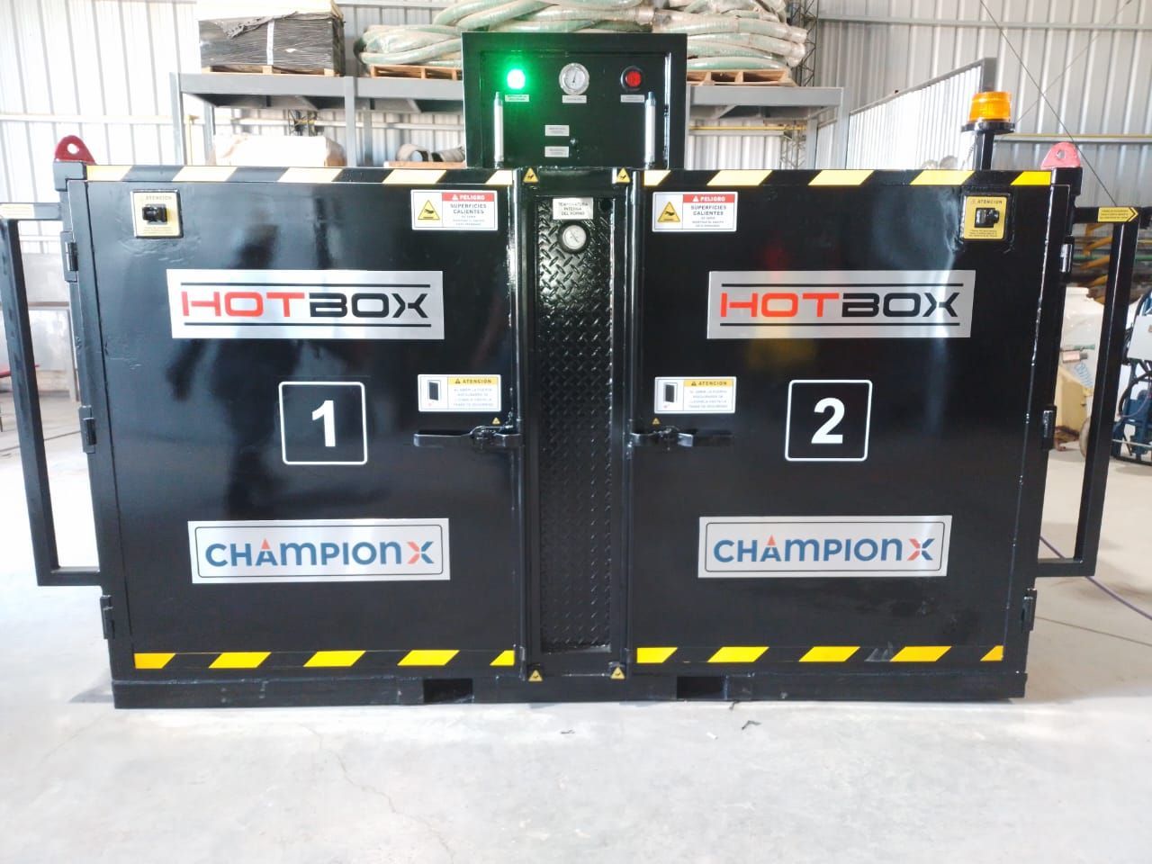 Dos unidades HotBox ChampionX negras etiquetadas como 1 y 2 con luces verdes en un entorno industrial.