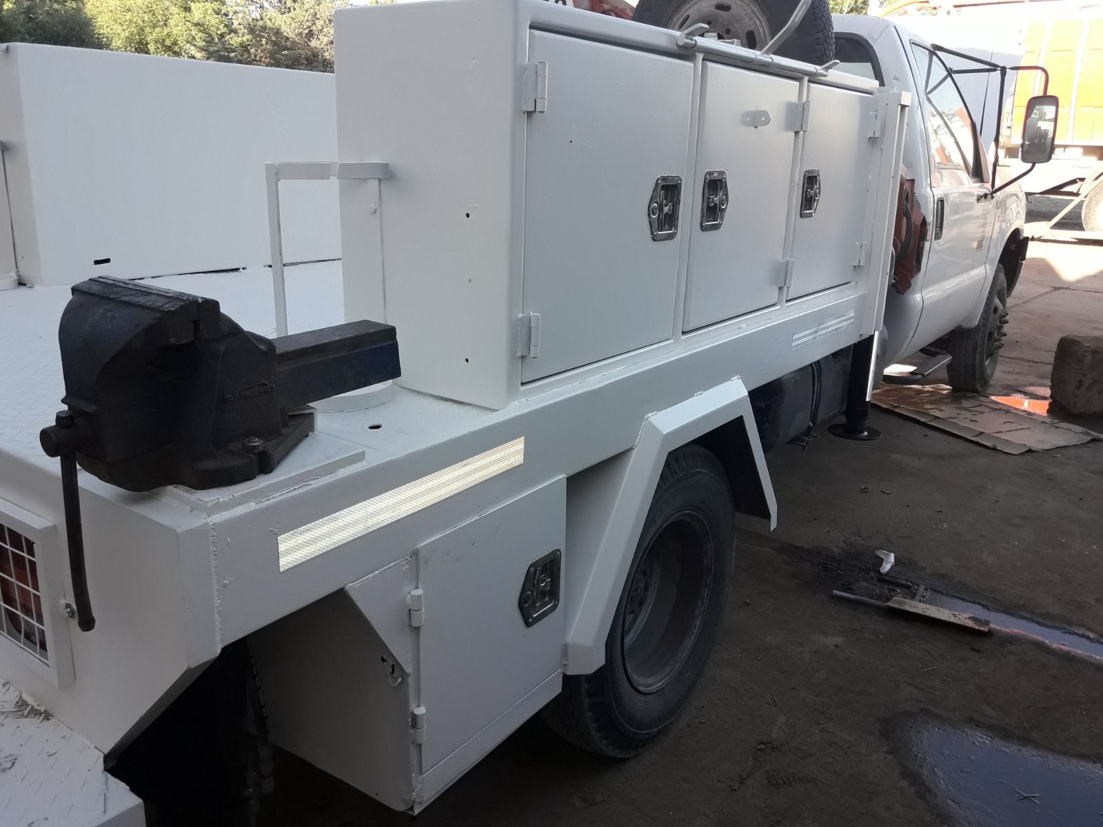 Camioneta blanca estacionada en una calle, con
