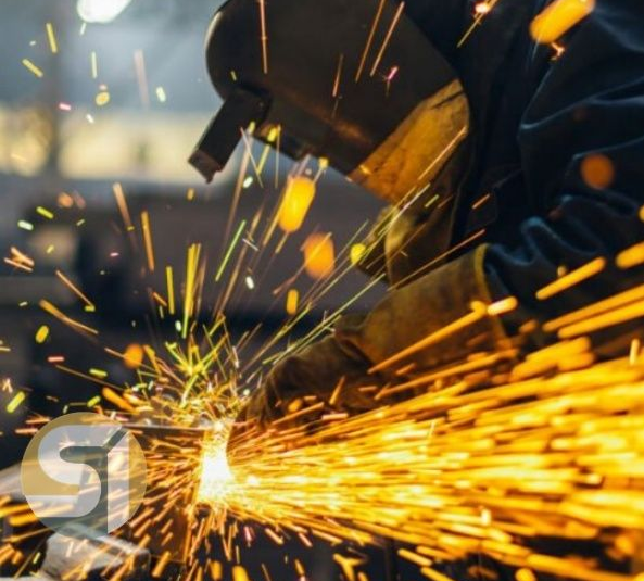 Torno de taller mecanizando piezas metálicas con chispas