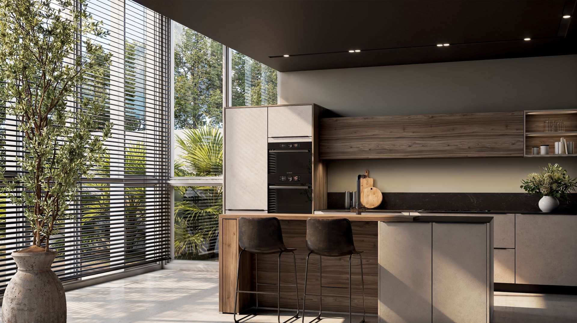 Cuisine moderne avec îlot central noir, éléments en bois, tabourets de bar et grandes fenêtres donnant sur la verdure.
