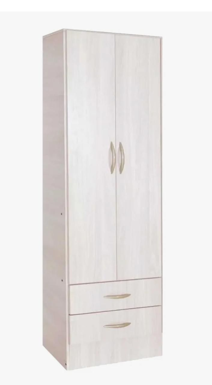 Armario alto de madera clara con dos puertas y dos cajones; tiradores plateados.