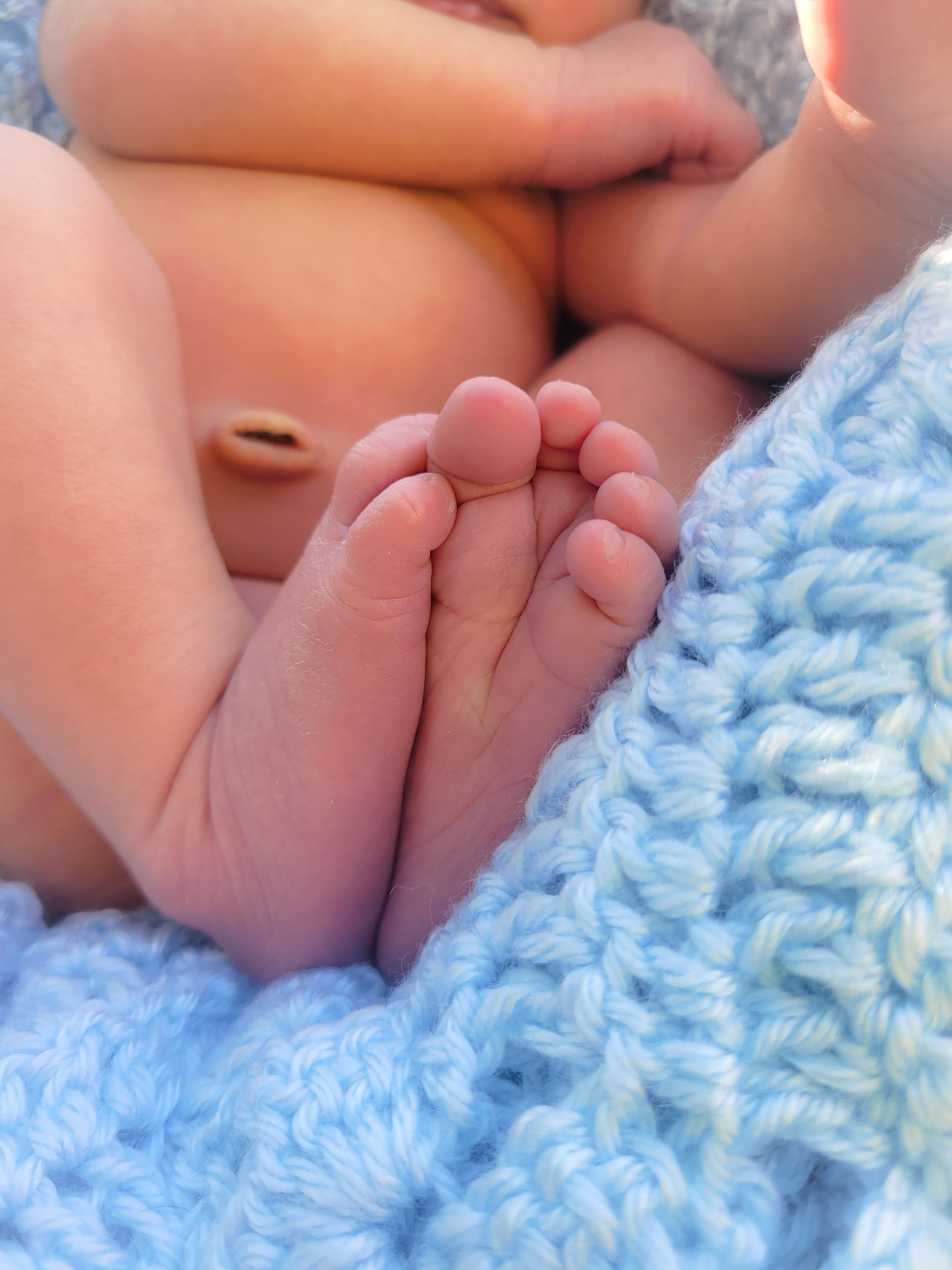 newborn feet and newborn belly button