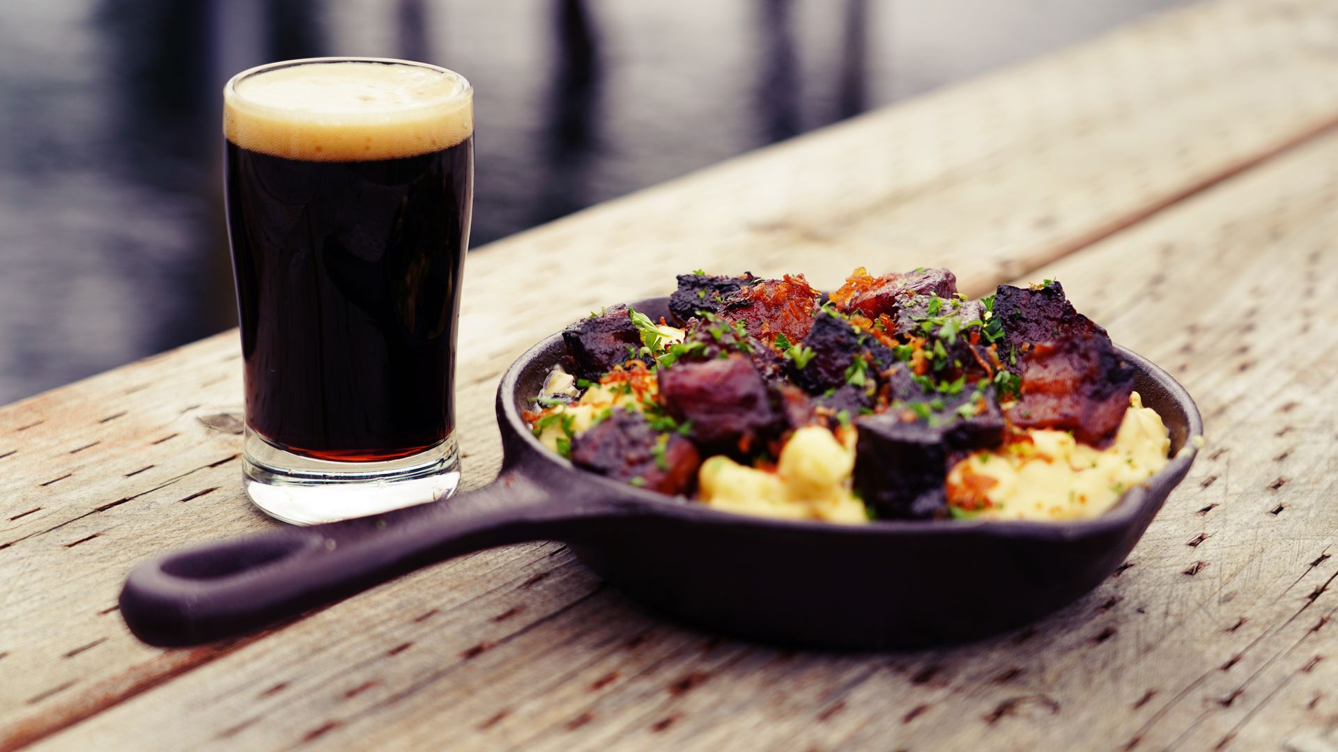Alaskan Brewing Public House Smoked Porter next to a Mac & Cheese with Wild Boar Burnt Ends