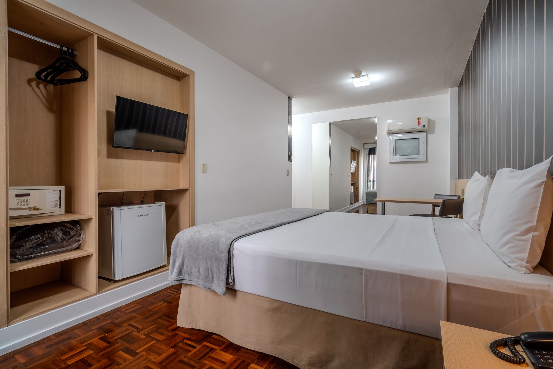 quarto standard confortável com cama de casal