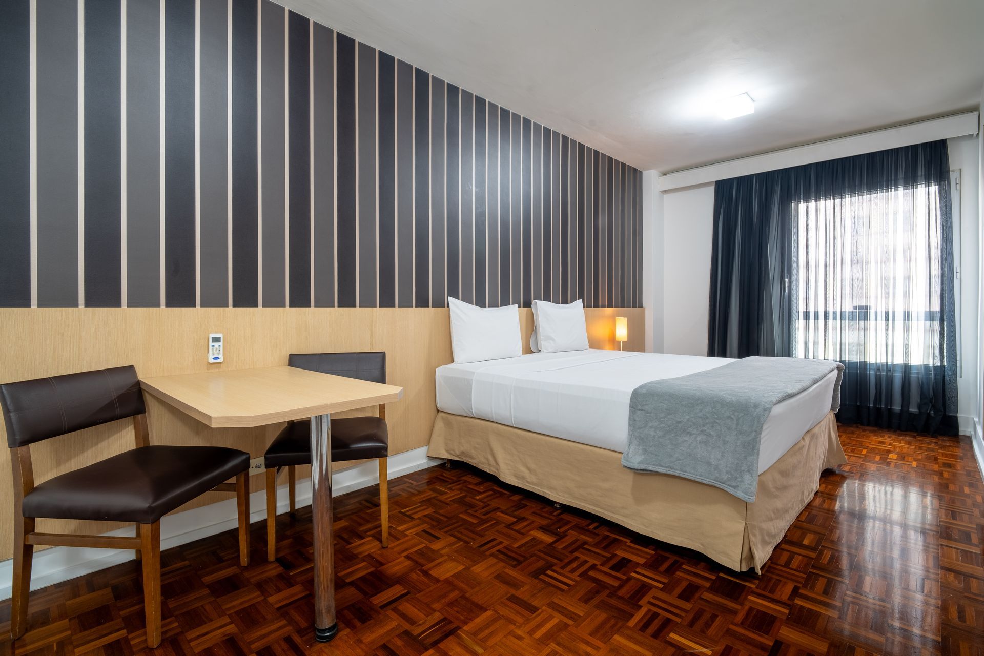 quarto standard confortável com cama de casal