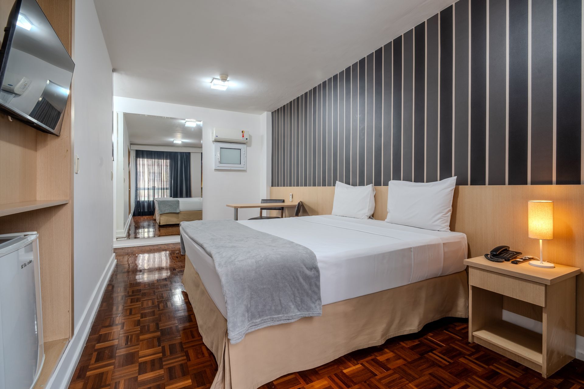 quarto standard confortável com cama de casal