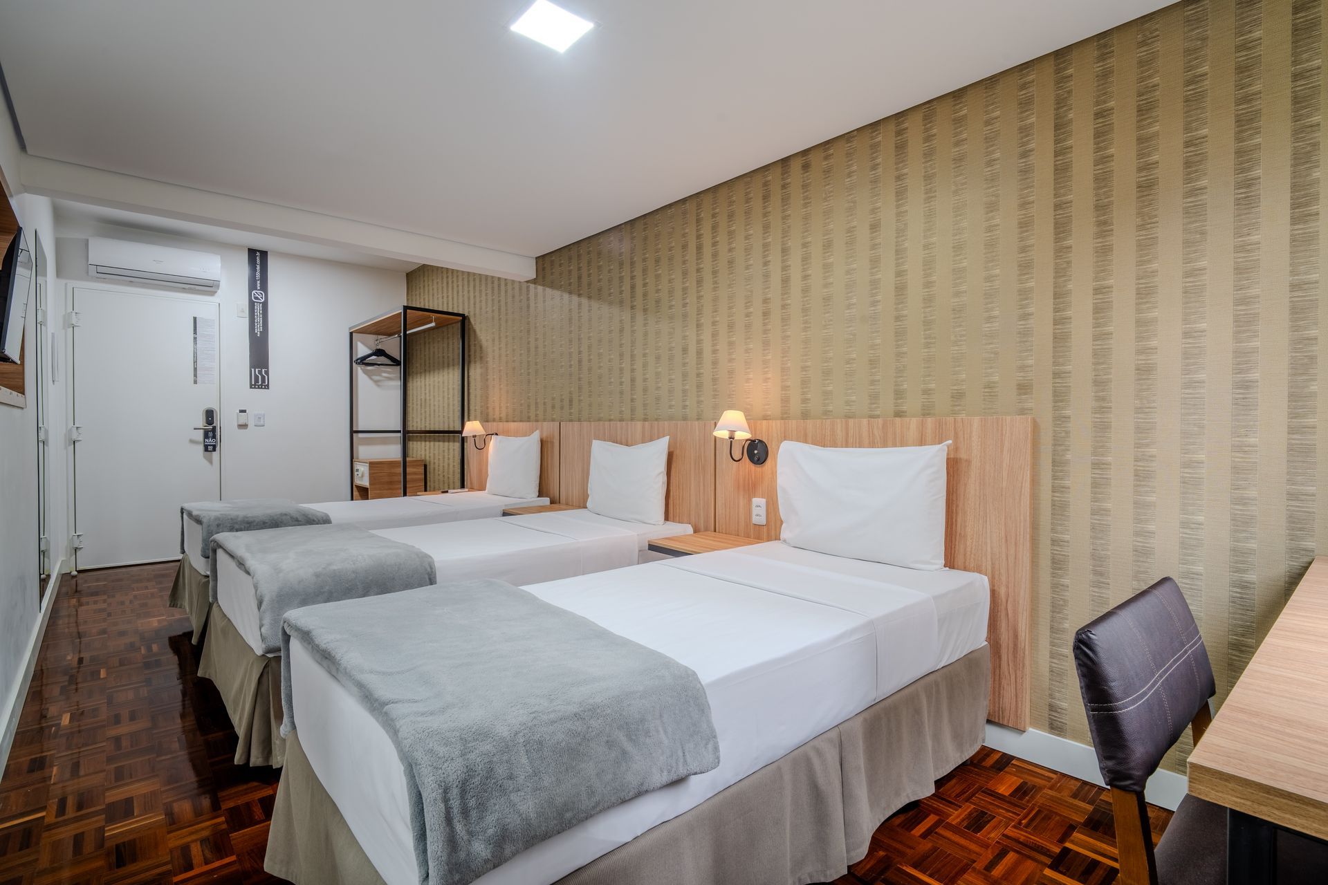 quarto standard com 3 camas de solteiro