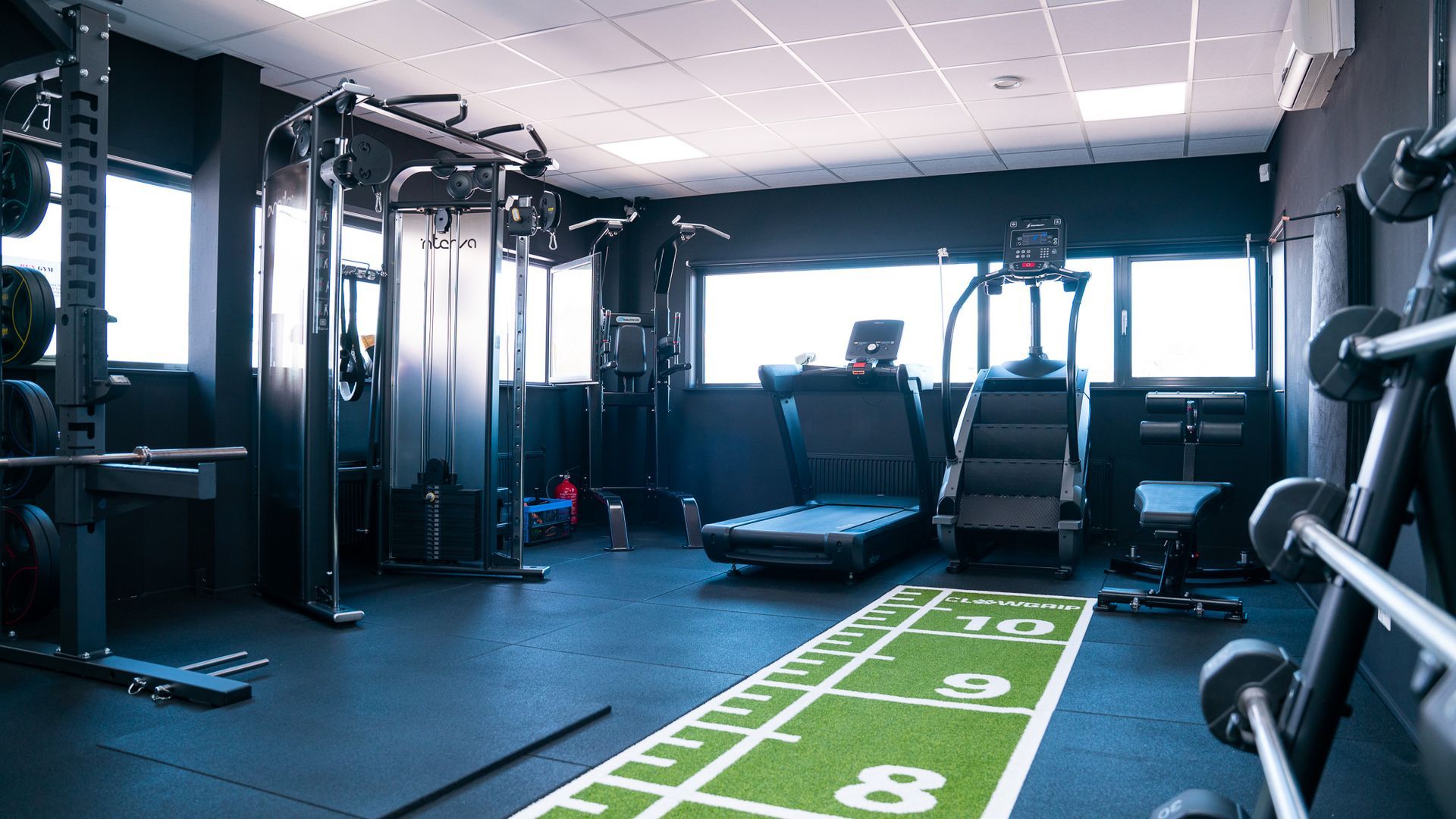 Een man rent op een loopband in een sportschool.