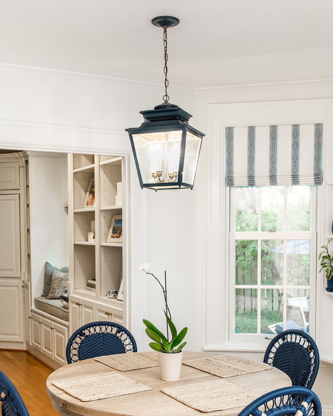 A dining room