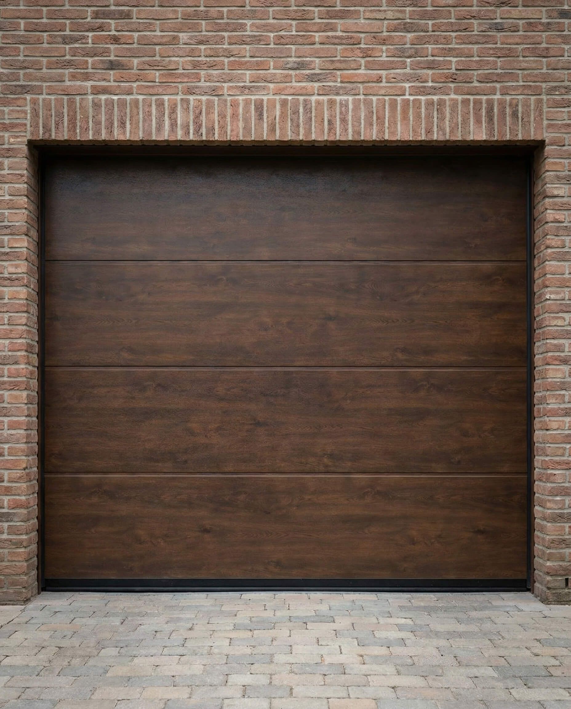 Puerta de garaje marrón con marco de ladrillo.