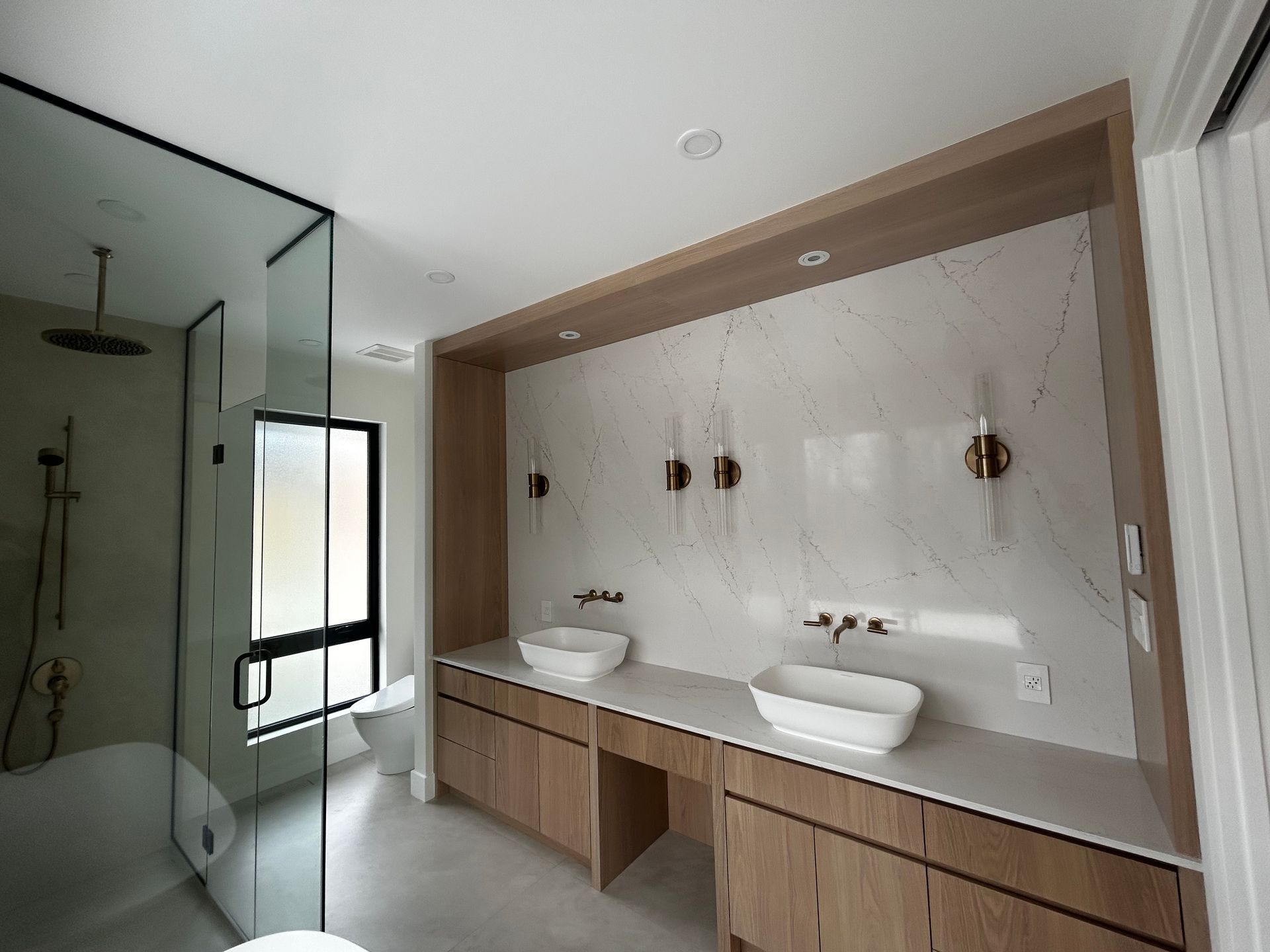 Une salle de bain avec deux vasques et une douche à l'italienne.