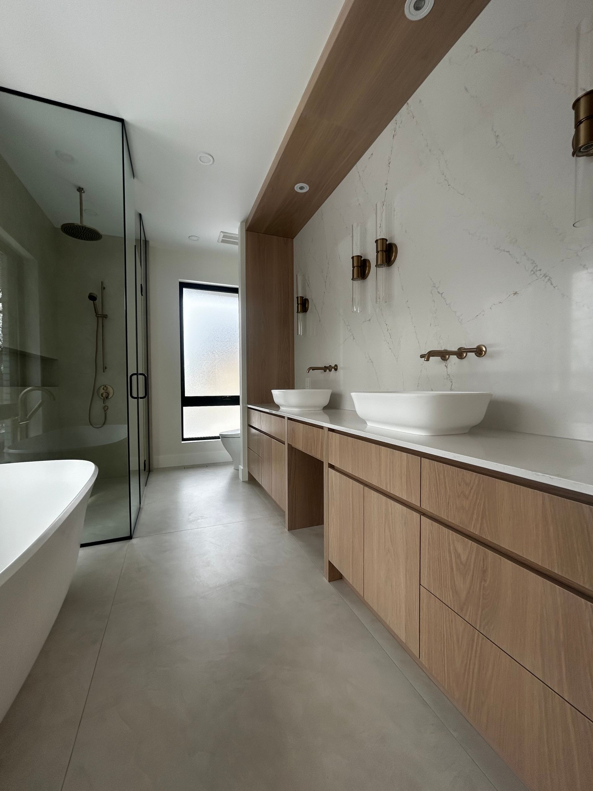 Une salle de bain avec deux lavabos et une baignoire