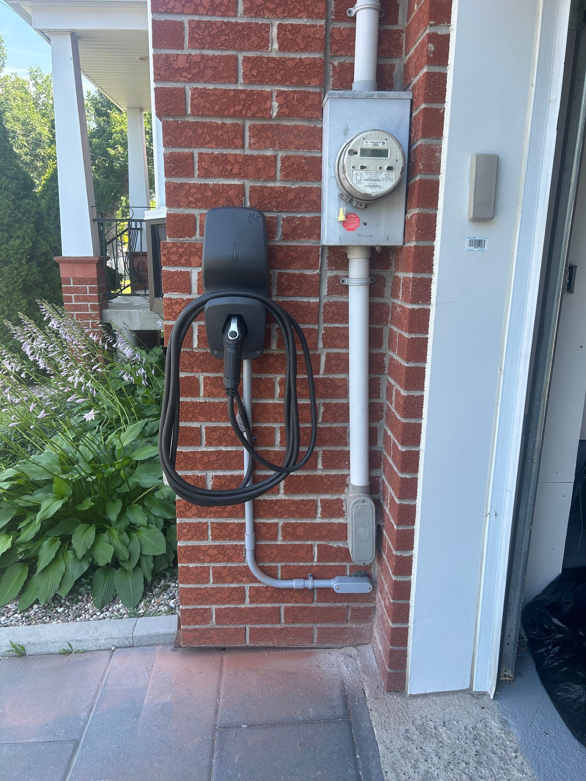 Un mur de briques avec un chargeur attaché