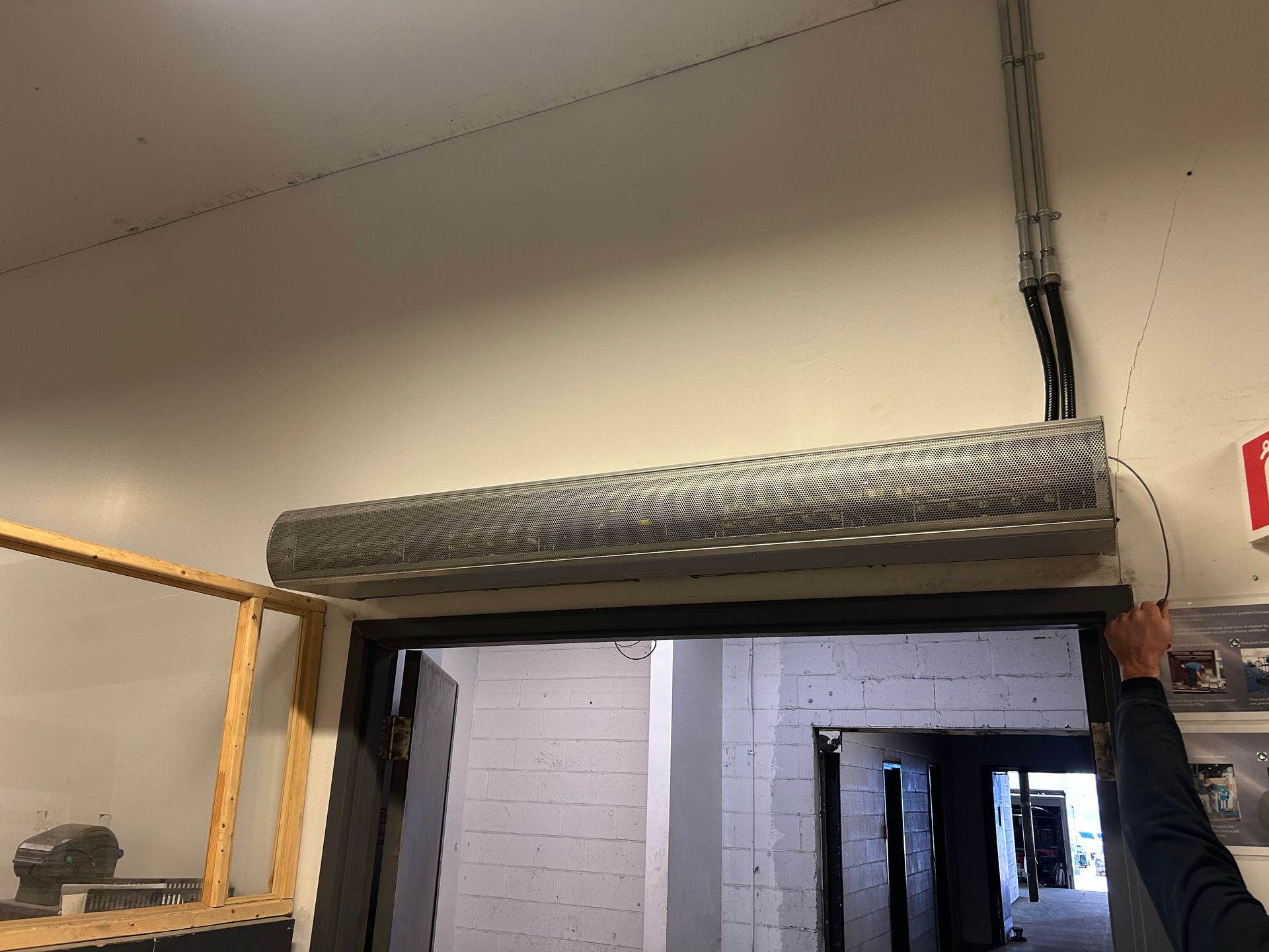 Une personne ouvre une porte dans un bâtiment.
