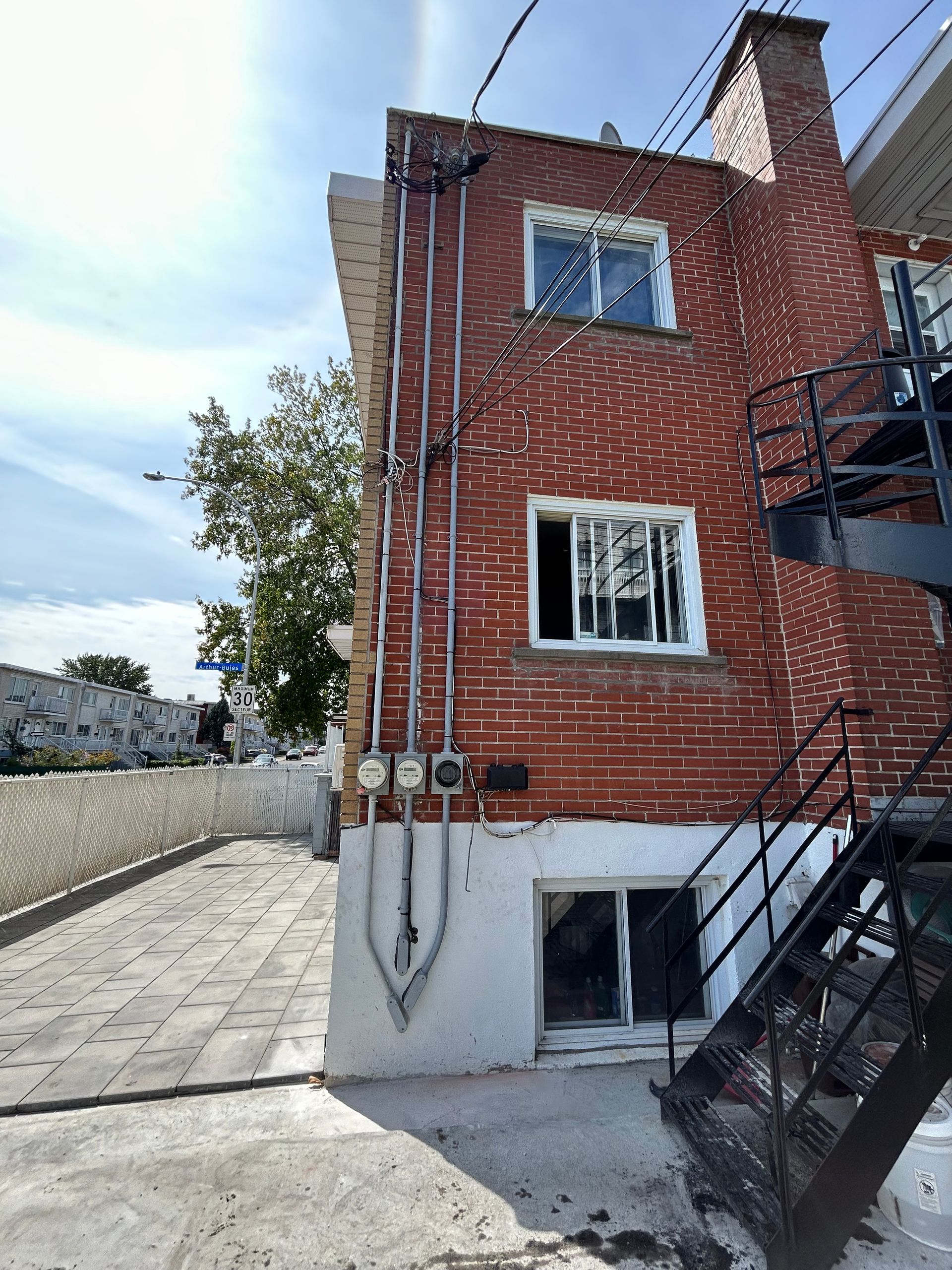 Un bâtiment en briques avec des escaliers qui y mènent