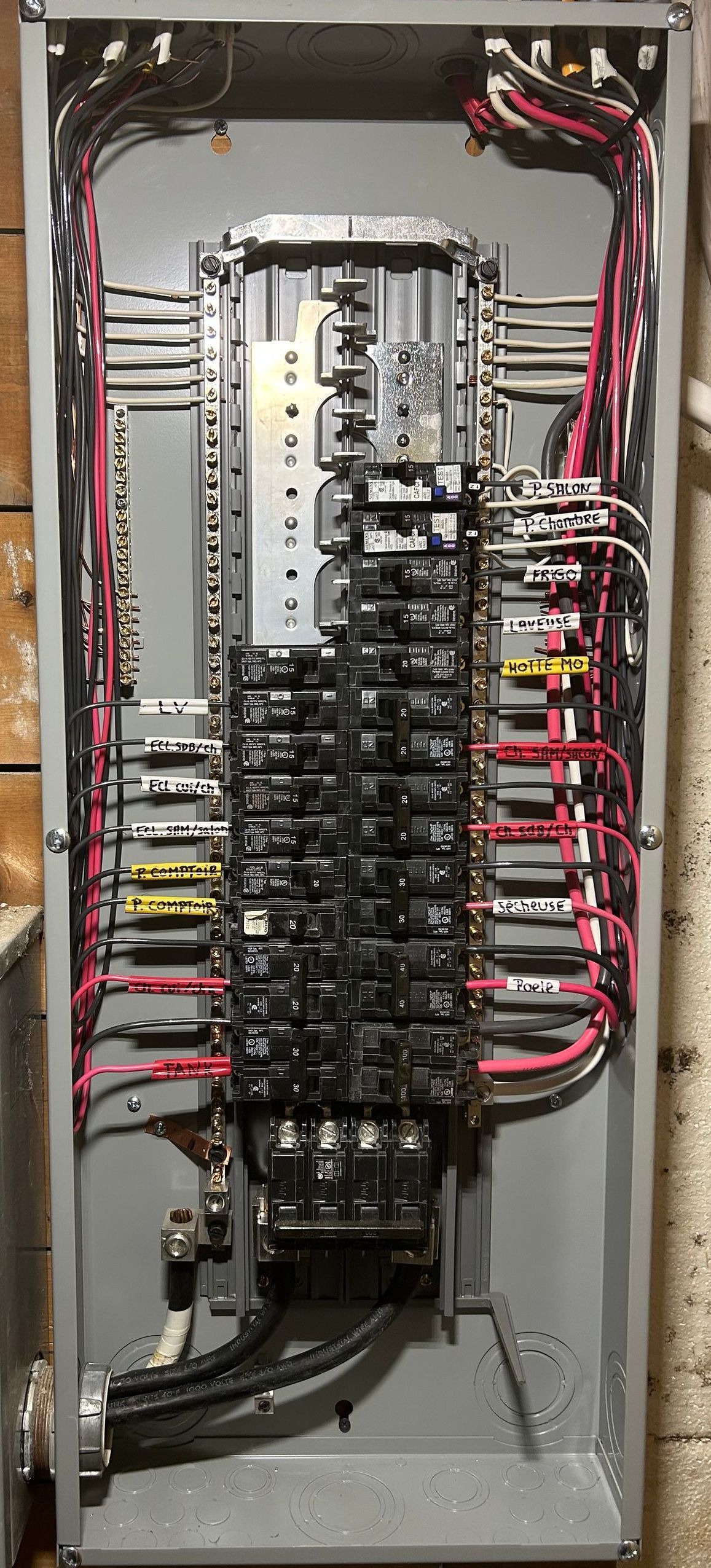 Un panneau électrique avec beaucoup de fils qui en sortent.