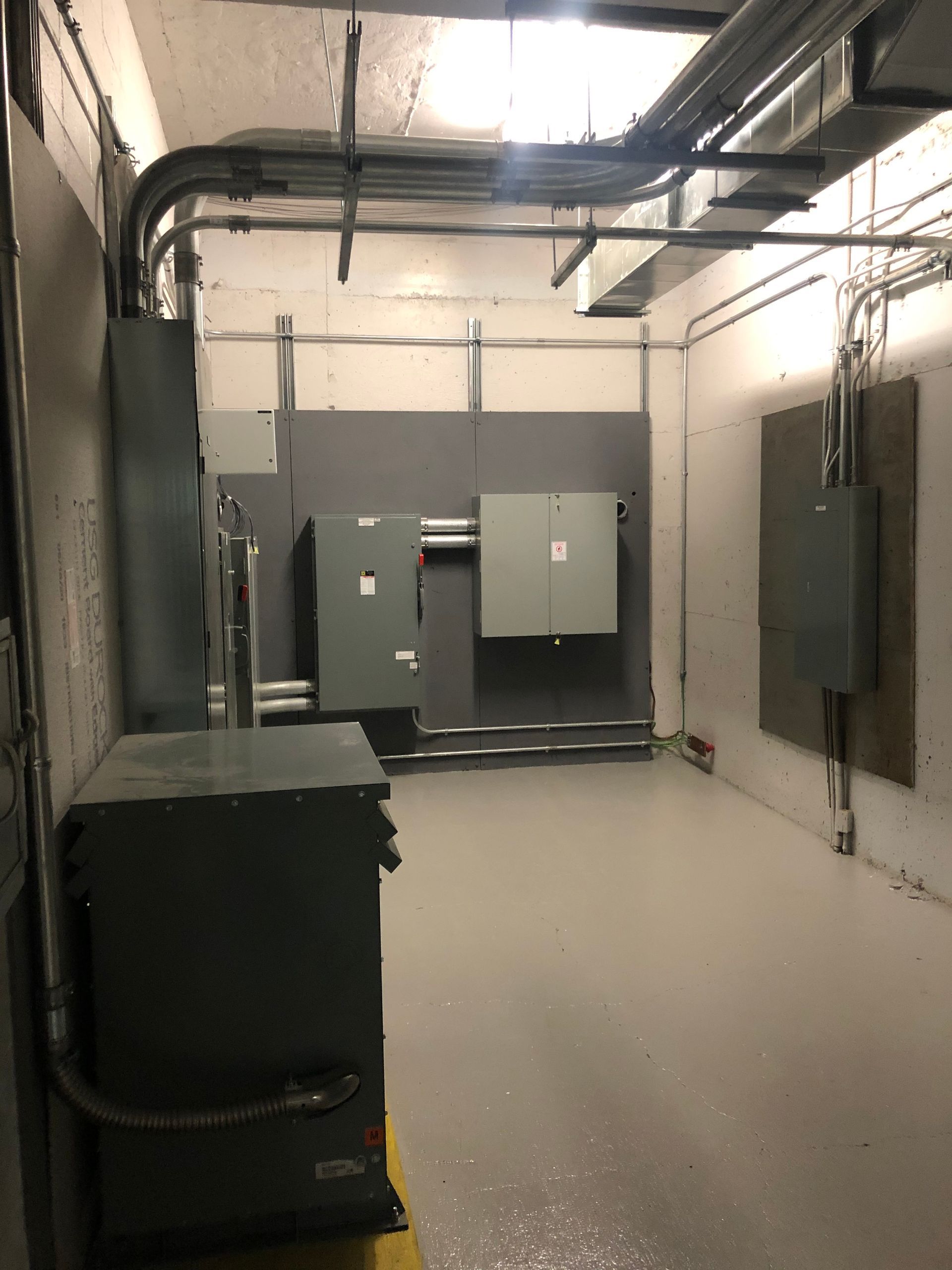 Une pièce vide avec beaucoup d'équipements électriques à l'intérieur