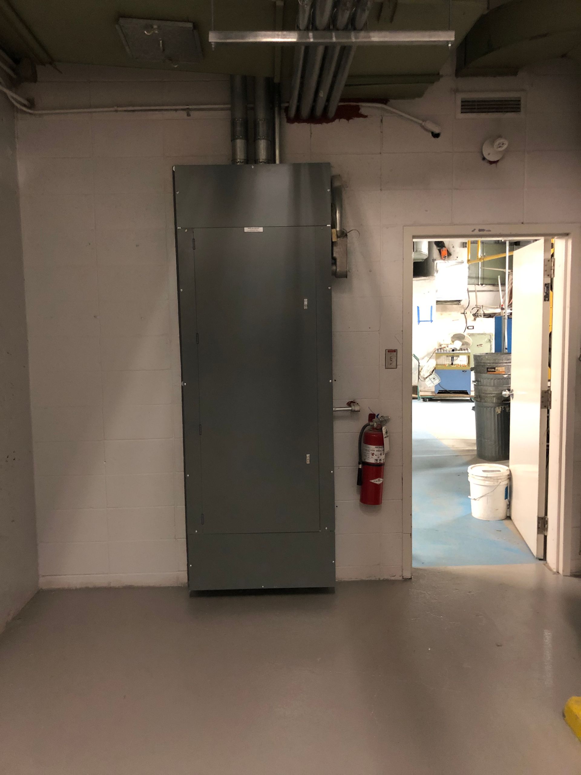 Une pièce vide avec un extincteur sur le mur