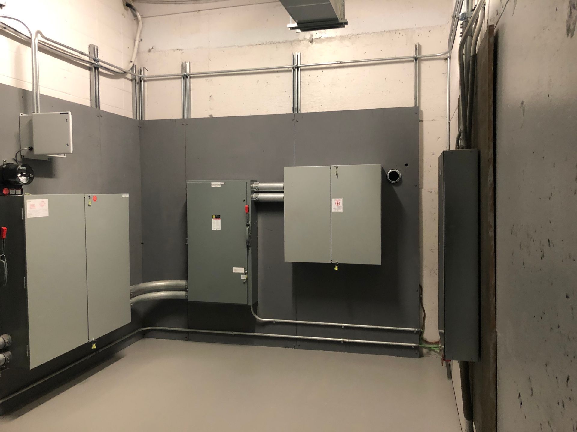 Une pièce avec beaucoup de boîtiers électriques sur le mur