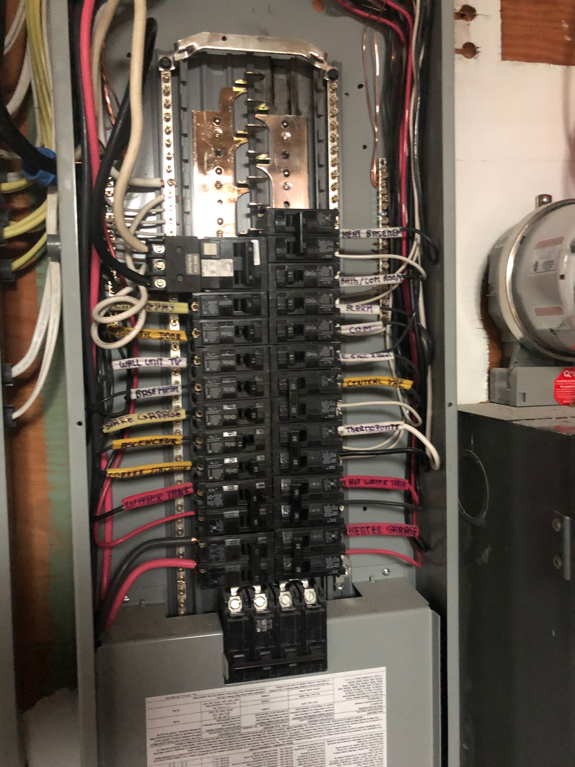 Un panneau électrique avec beaucoup de fils qui en sortent