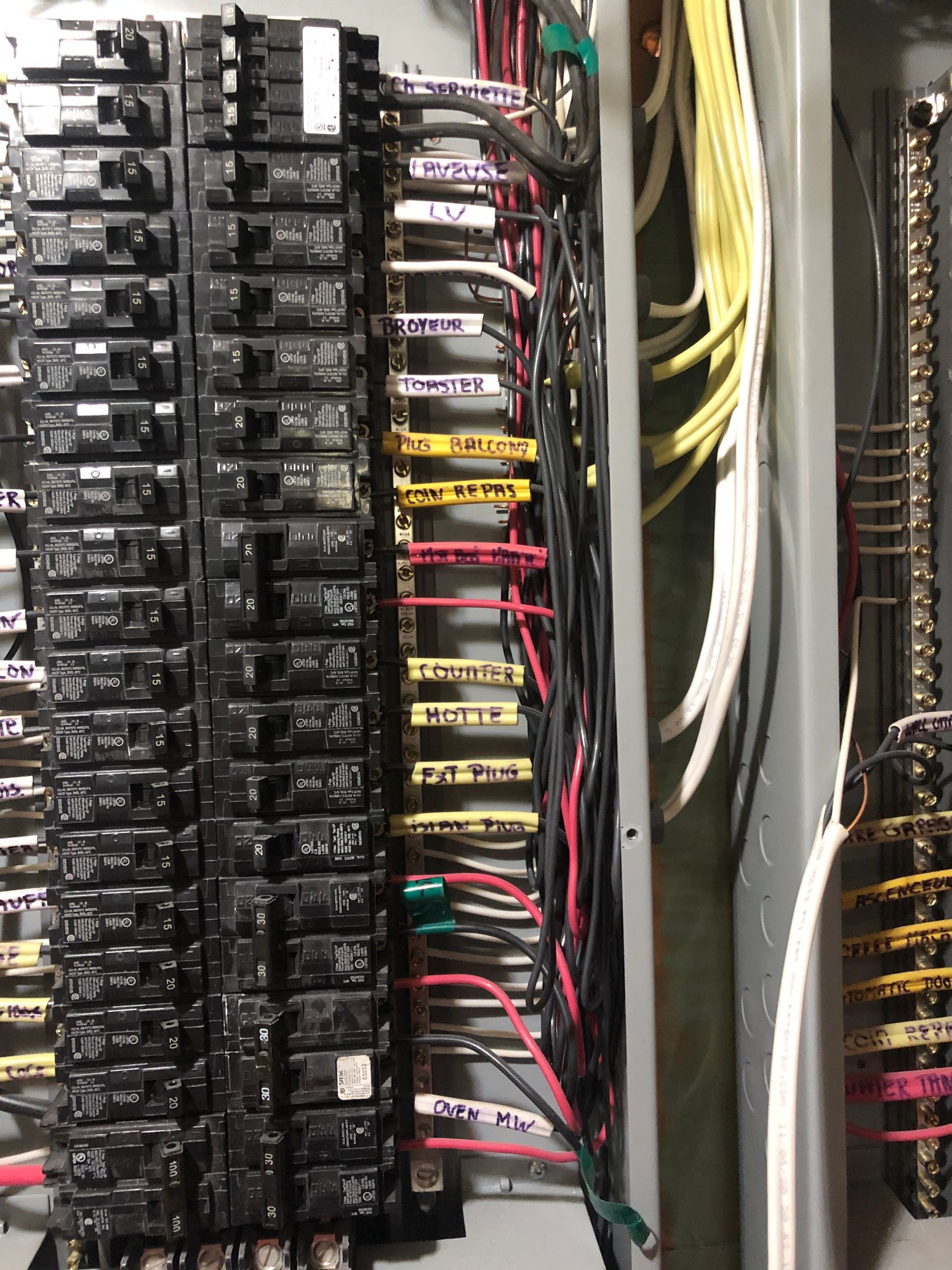Un tas de fils sont connectés à un boîtier électrique