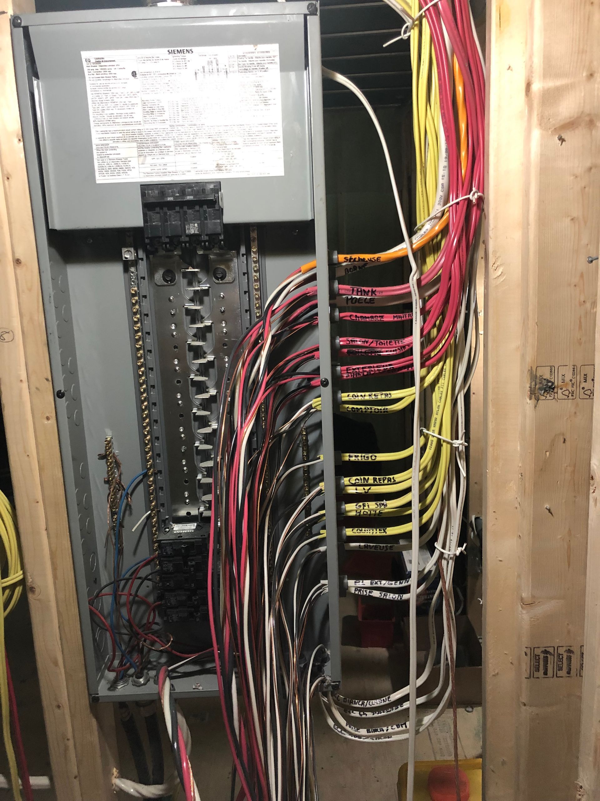 Il y a beaucoup de fils qui sortent du boîtier électrique.