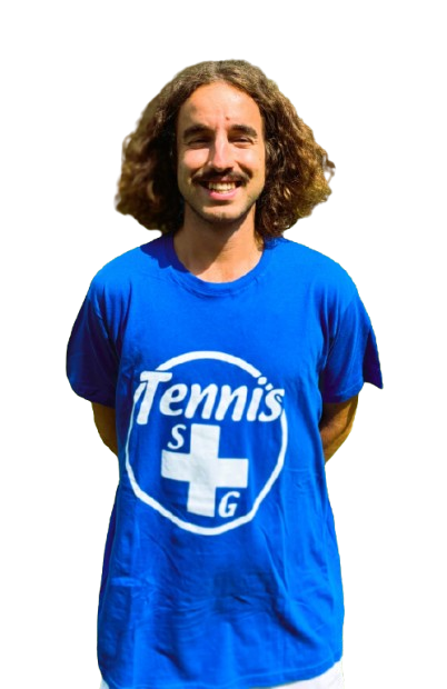 Uomo con i capelli castani ricci che indossa una maglietta blu con il logo