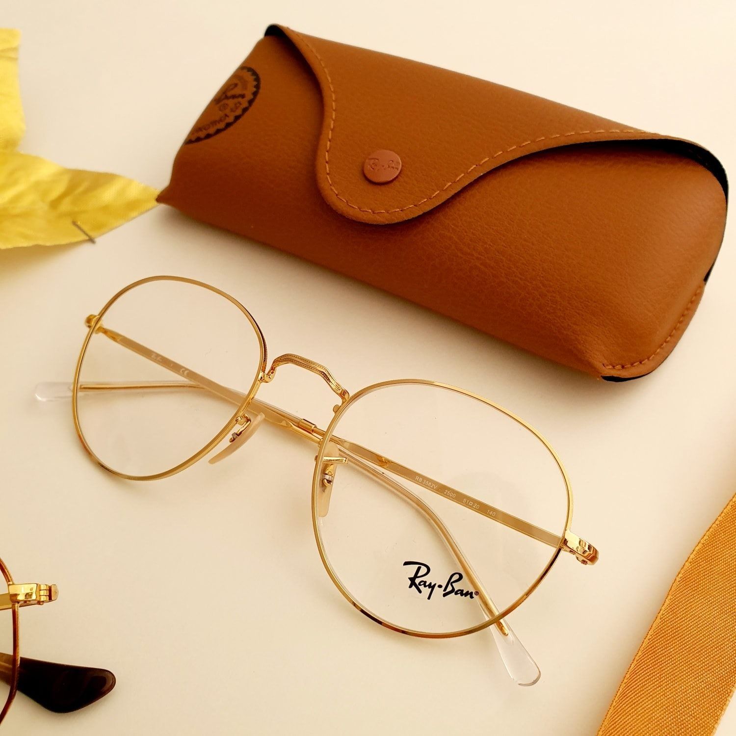 Occhiali da vista Ray-Ban con montatura in metallo dorato e lenti trasparenti