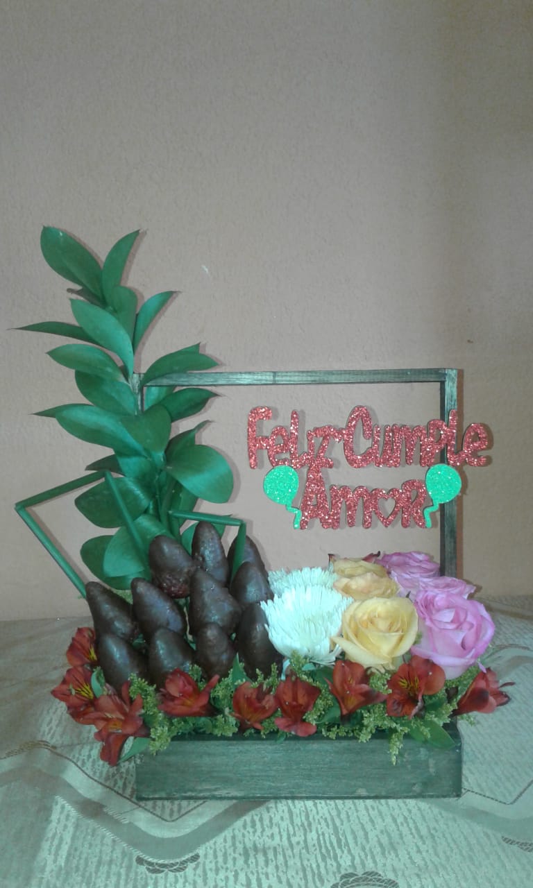 TATY FLORISTERIA - Canasto con rosas, liliums y margaritas