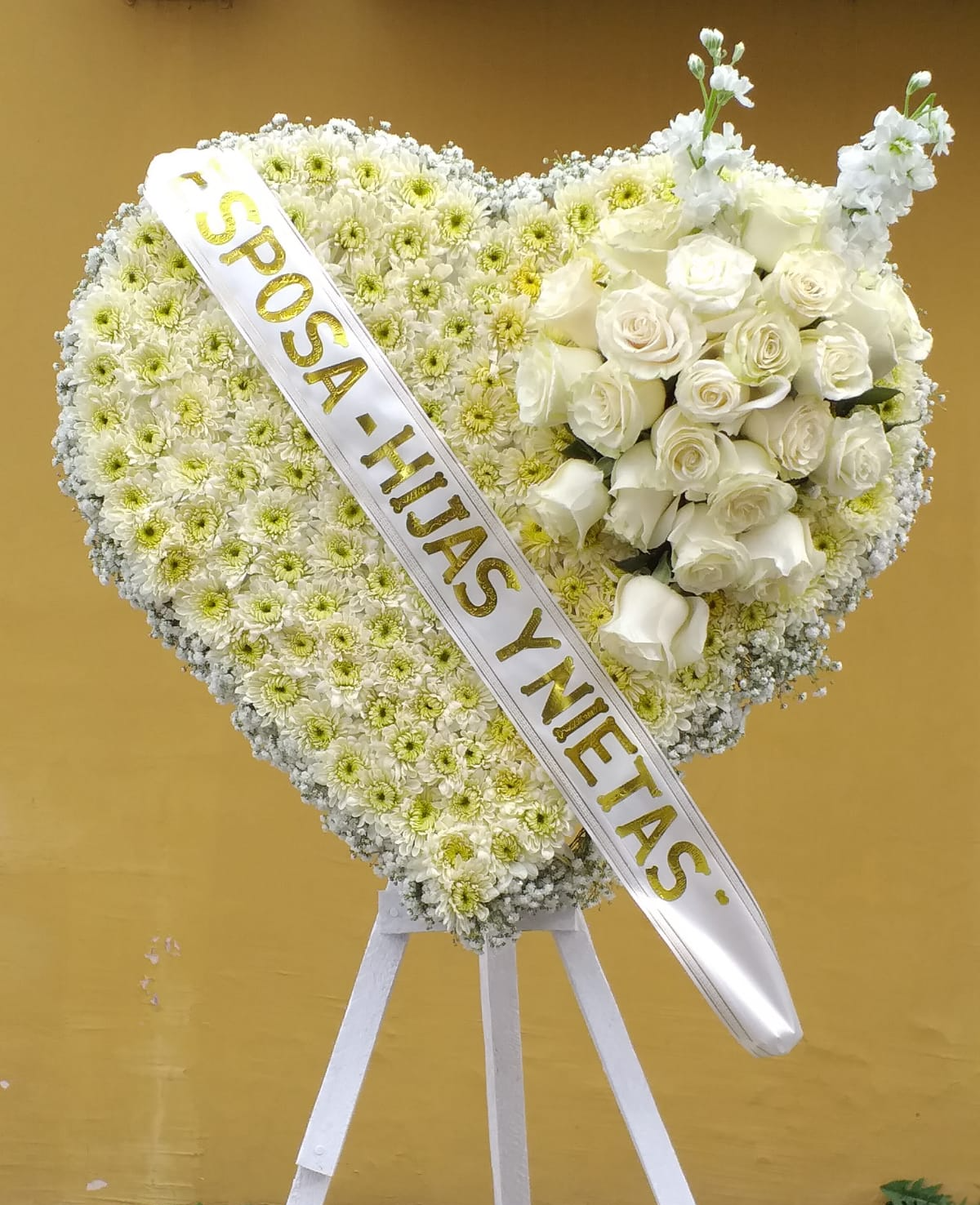 TATY FLORISTERIA - Corazón de rosas en pedestal