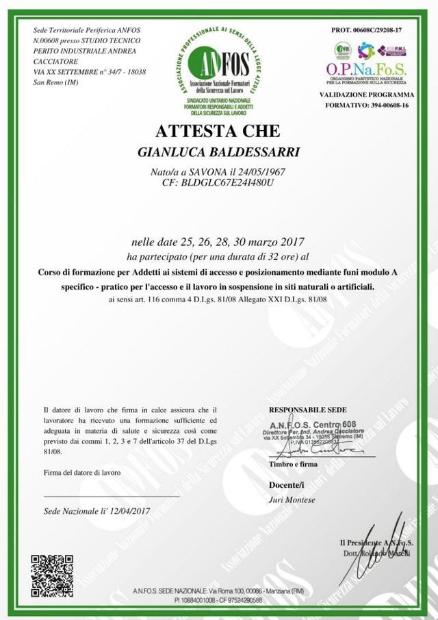 Documento di certificazione intitolato «ATTESTA CHE», con loghi ufficiali, firme e bordo verde su carta bianca