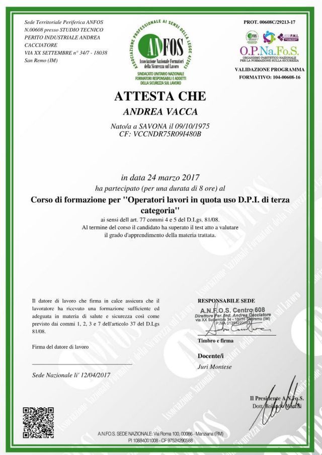 Certificato universitario italiano con bordo verde e loghi universitari, intitolato «ATTESTA CHE» e firmato in fondo
