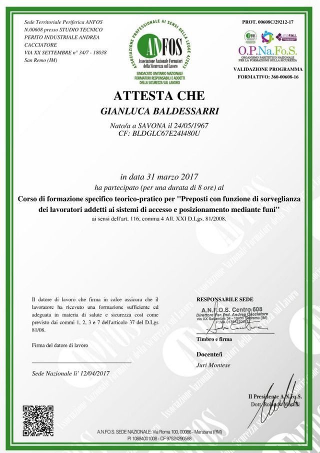 Documento in italiano con certificato, loghi verdi e firma, intitolato “ATTESTA CHE” su sfondo bianco
