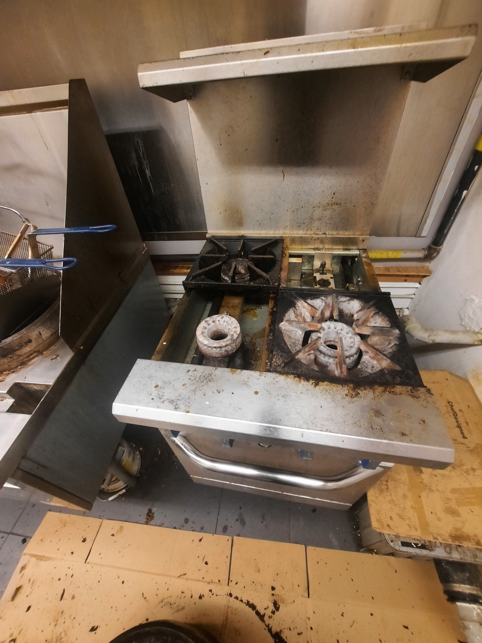 Deux beignets cuisent sur une cuisinière dans une cuisine.