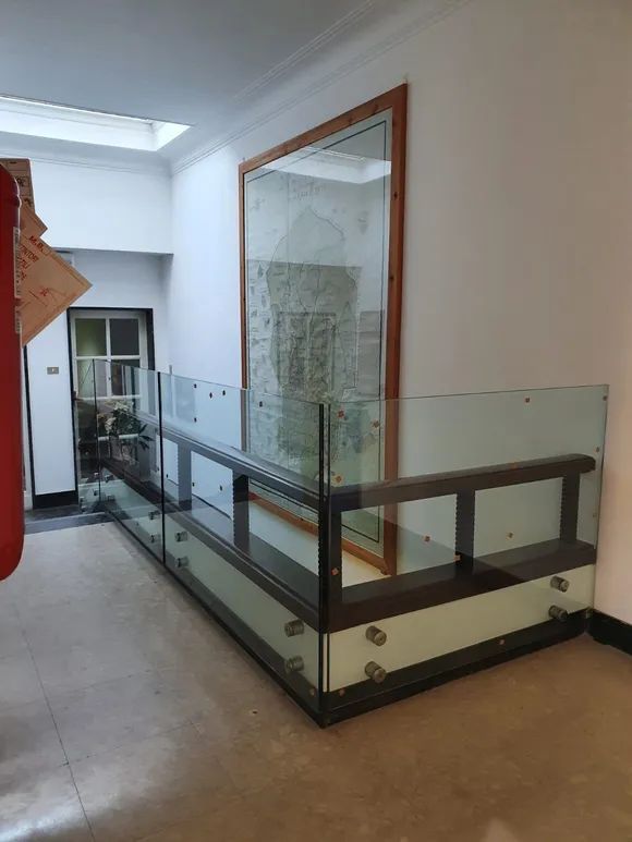 Corridoio interno con apertura della scala con ringhiera in vetro e lucernario soprastante