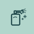 Icona di una bottiglia di disinfettante per le mani con spray e brillantini su uno sfondo verde acqua chiaro.
