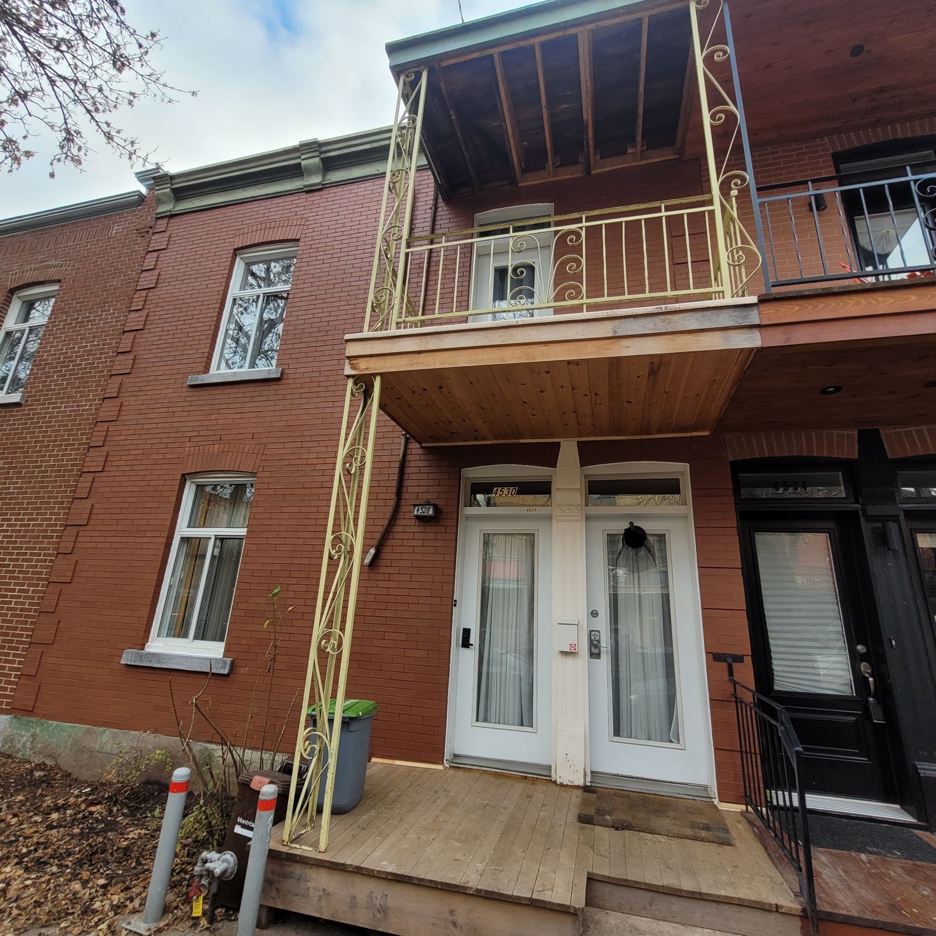 Un bâtiment en briques avec un balcon au-dessus