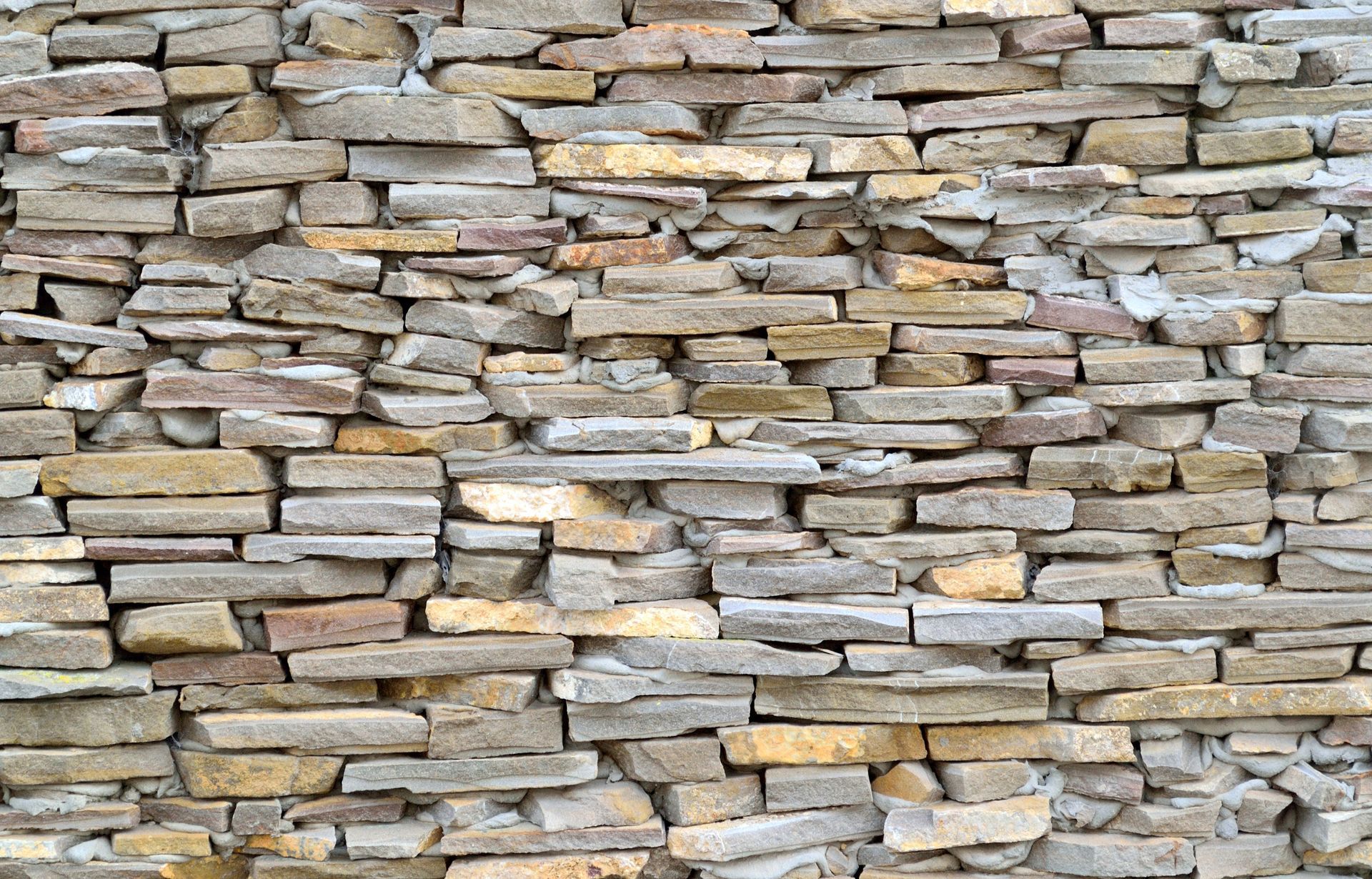 Un gros plan d'un mur de pierre avec beaucoup de briques.