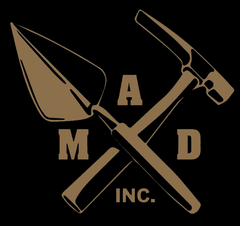 Un logo pour Mad Inc. avec une pelle et un marteau