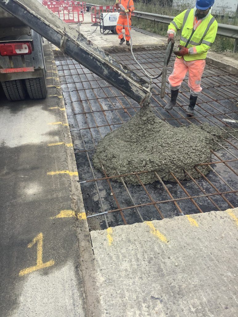 Concrete Wagon Pouring Concrete for Road Reapir