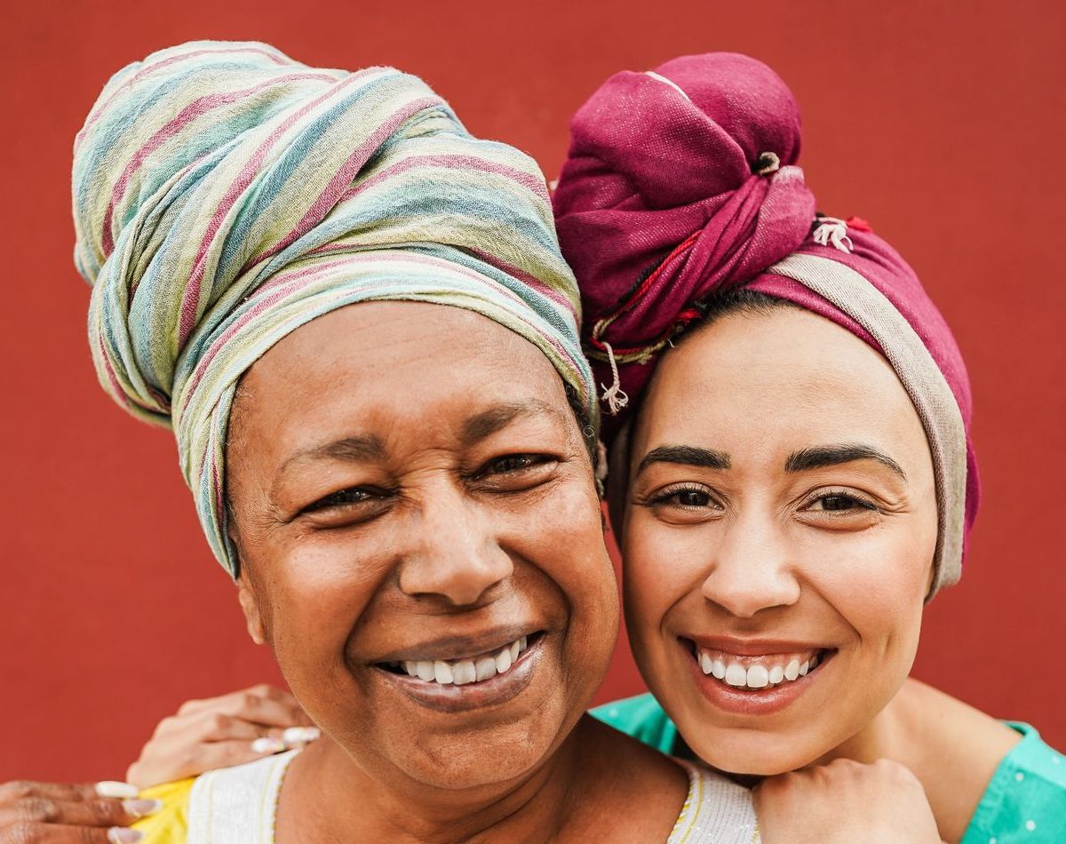 Mãe e filha celebrando origens  e tradições africanas, ancestralidade e orgulho