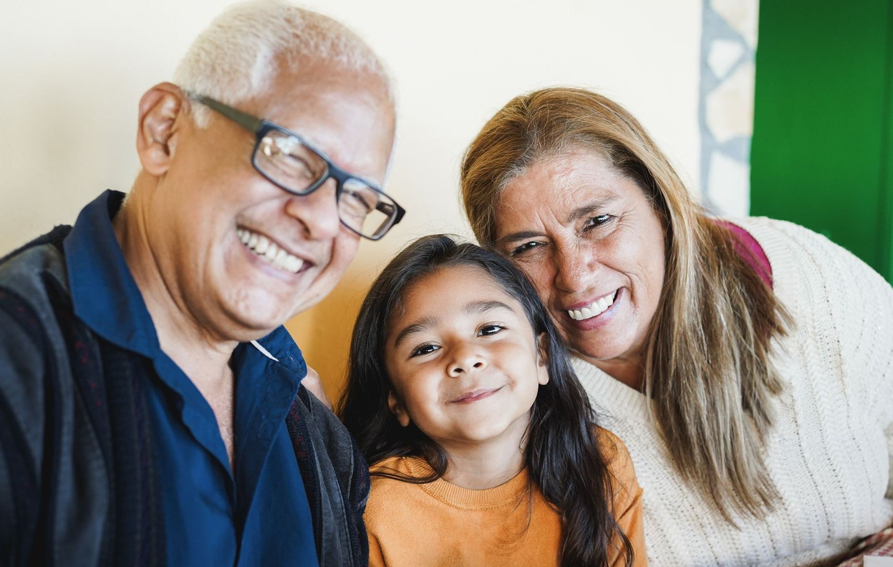 Família imigrante feliz, refúgio e migração