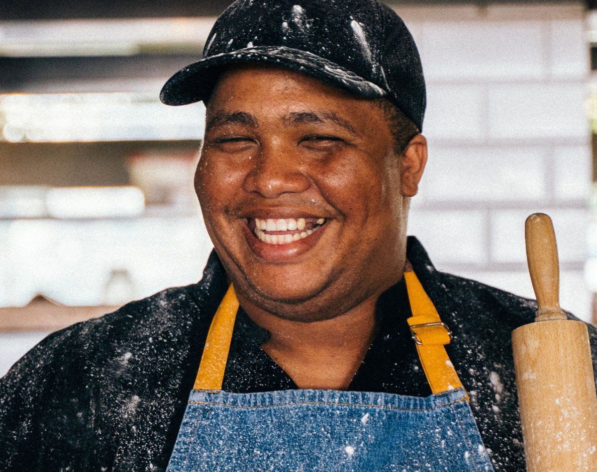 Trabalhador imigrante feliz, empregabilidade e capacitação profissional