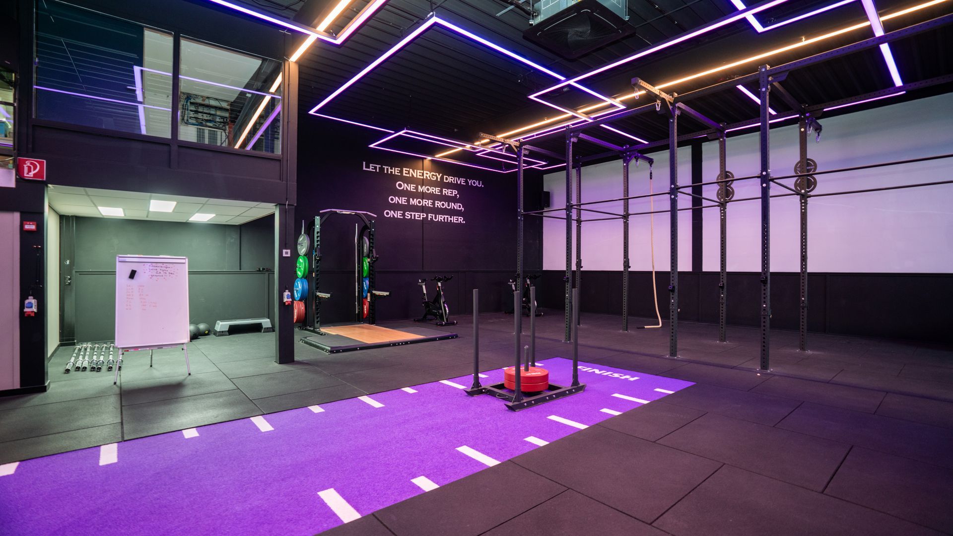 Een persoon tilt een halter op in een sportschool.
