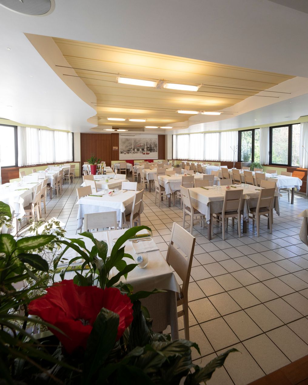 Sala per ricevimenti con lunghe tavolate apparecchiate